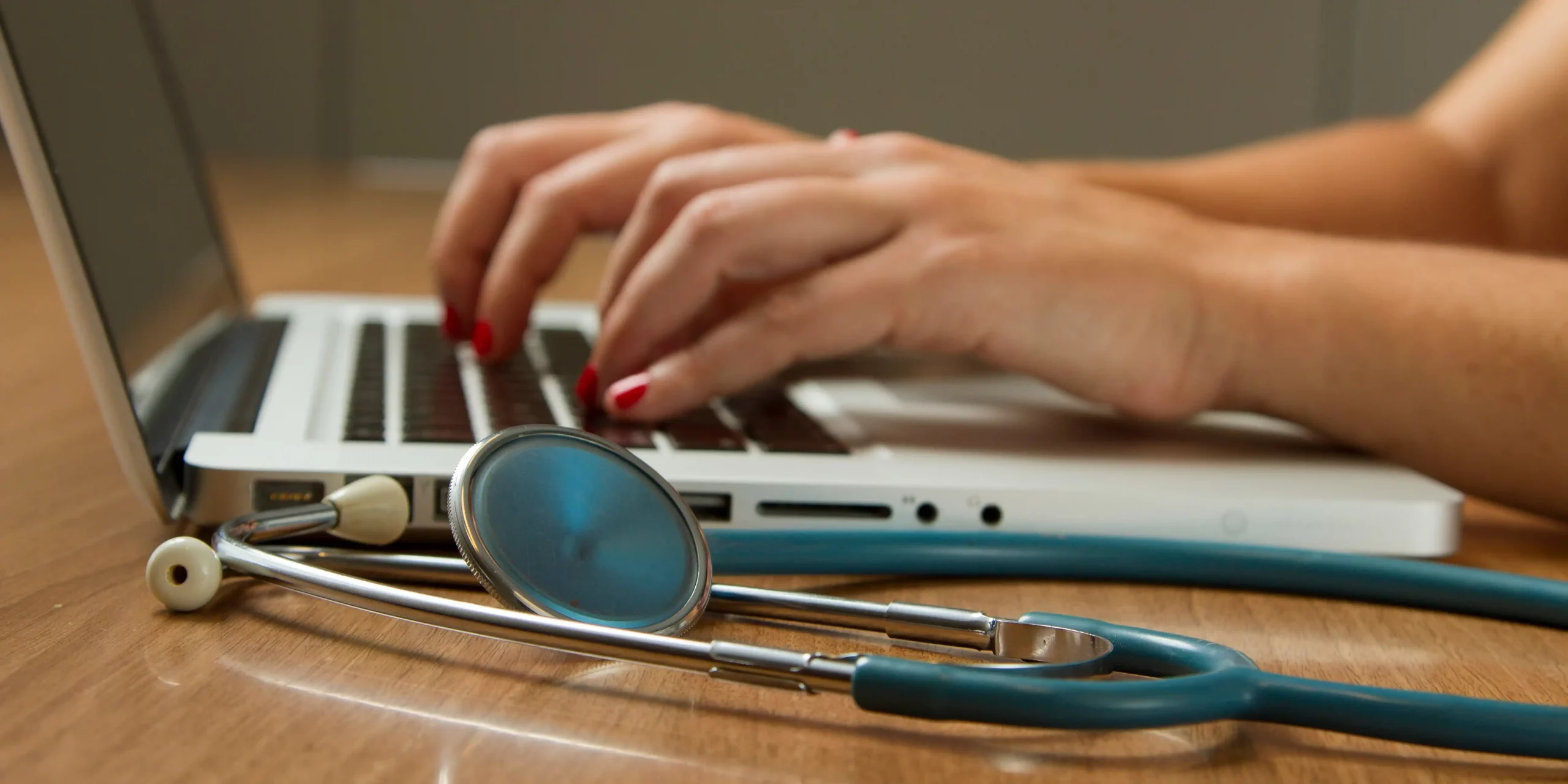 A image showing doctos equipment and data entry required for clinical trial software by EVOBYTE